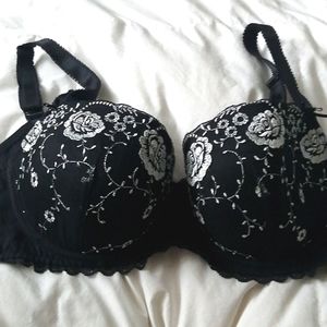 Intimates NWOT 40D full support bra.
